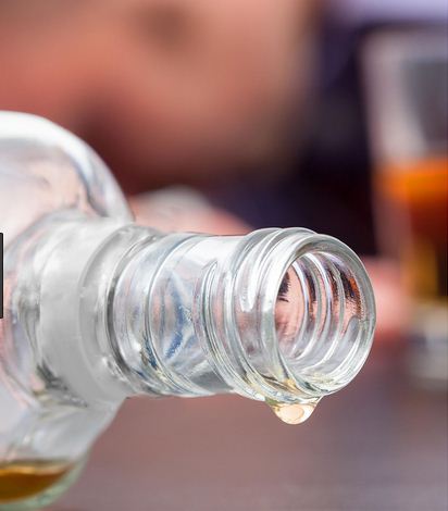 Droghe e alcool possono causare problemi di Disfunzione Erettile